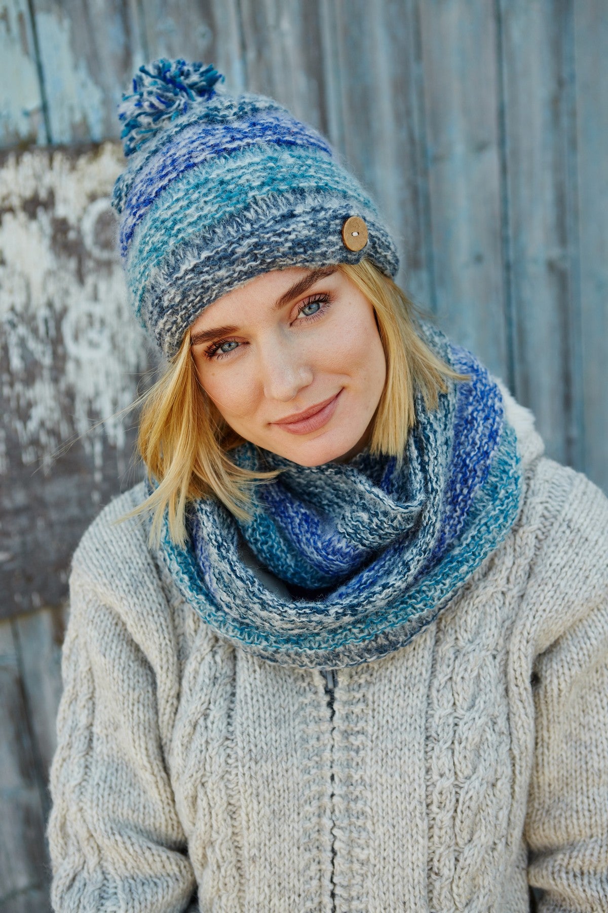 Pachamama Adults Sierra Nevada Fluffy Lined Knitted Bobble Beanie - Blue