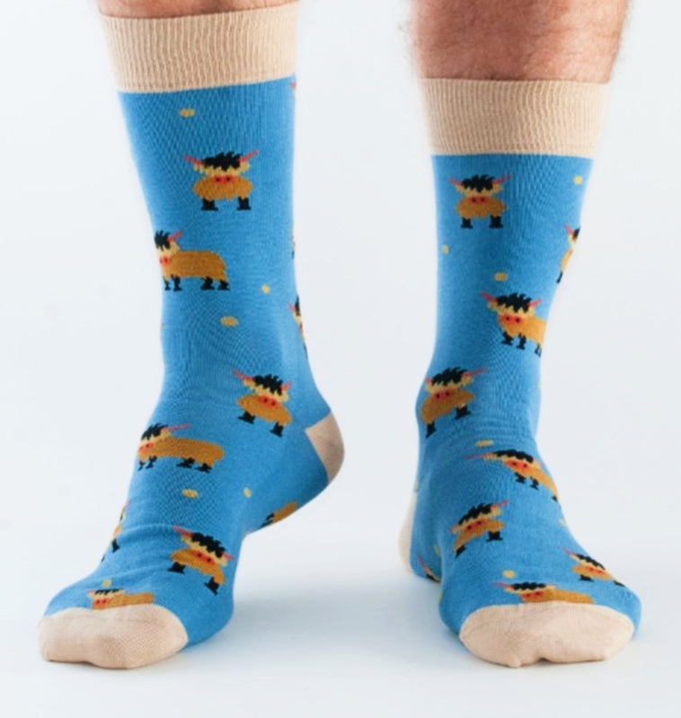 Doris & Dude men's DDS1687 bamboo socks in blue with a highland cow print.