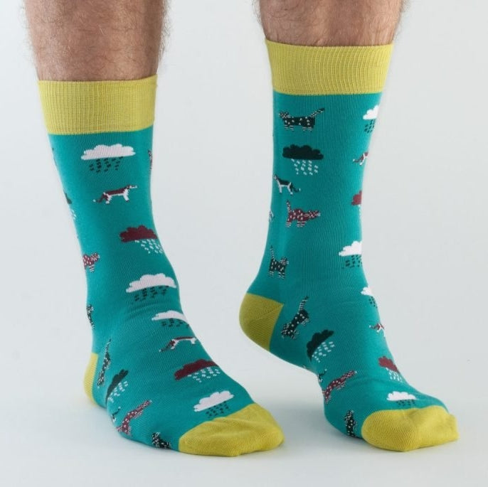 Doris & Dude men's bamboo socks in green with a Raining Cats & Dogs pattern.