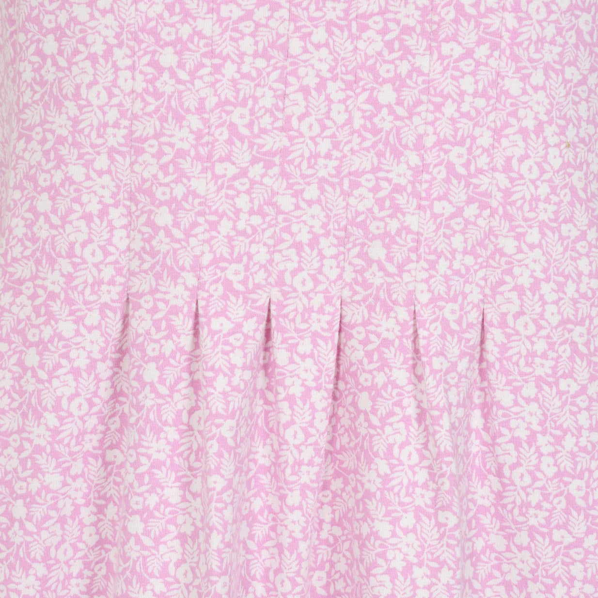 Close-up view the front pleats of a womens Lazy Jacks short sleeve LJ116 tunic in pink with a white ditsy floral pattern