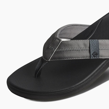Reef mens cushion flip flops in black with soft straps and contoured footbed for comfort