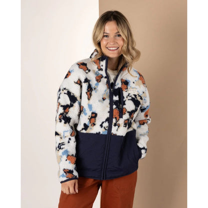 Woman wearing a patterned Saltrock Folie fleece with a neutral background