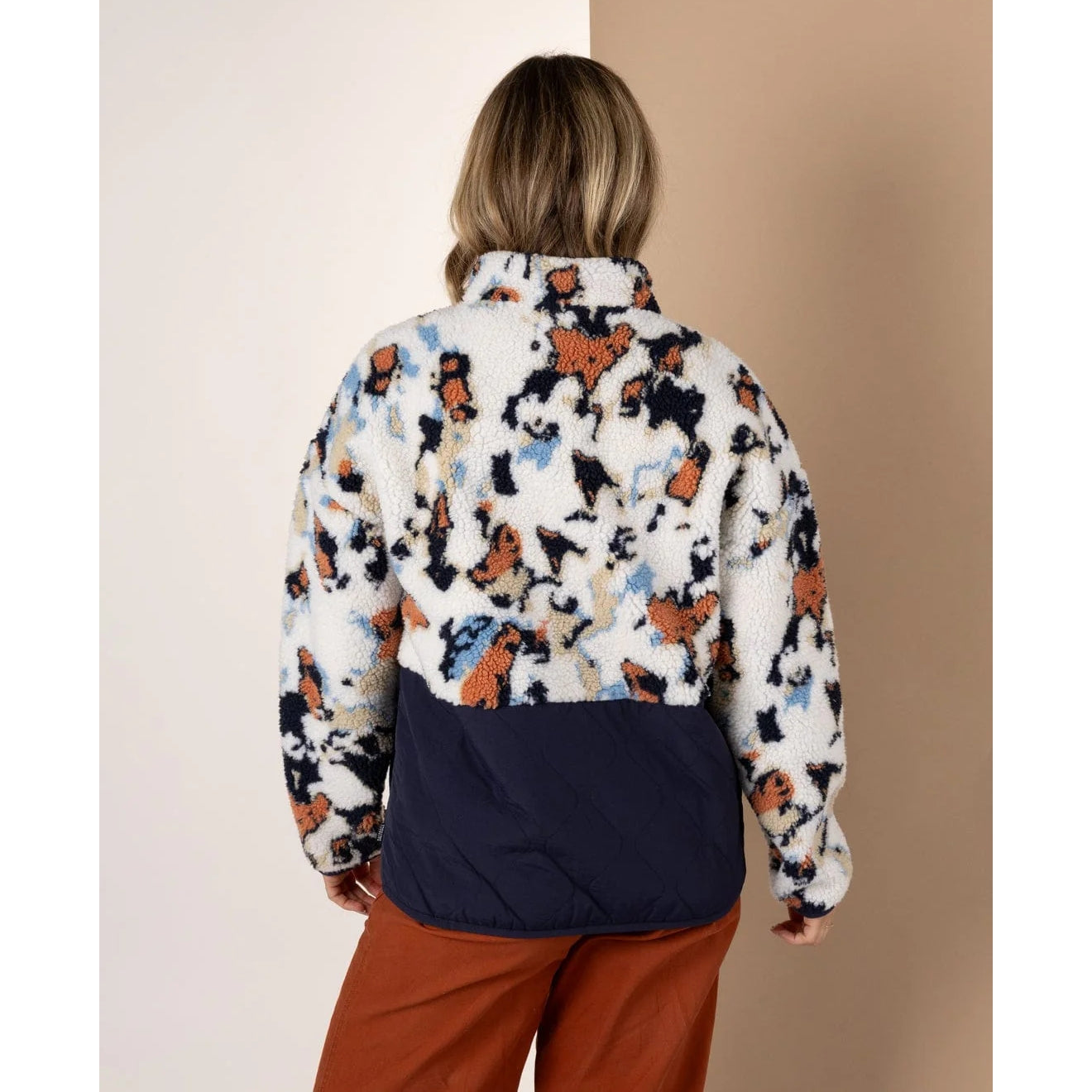 Woman wearing a patterned Saltrock Folie fleece with a neutral background