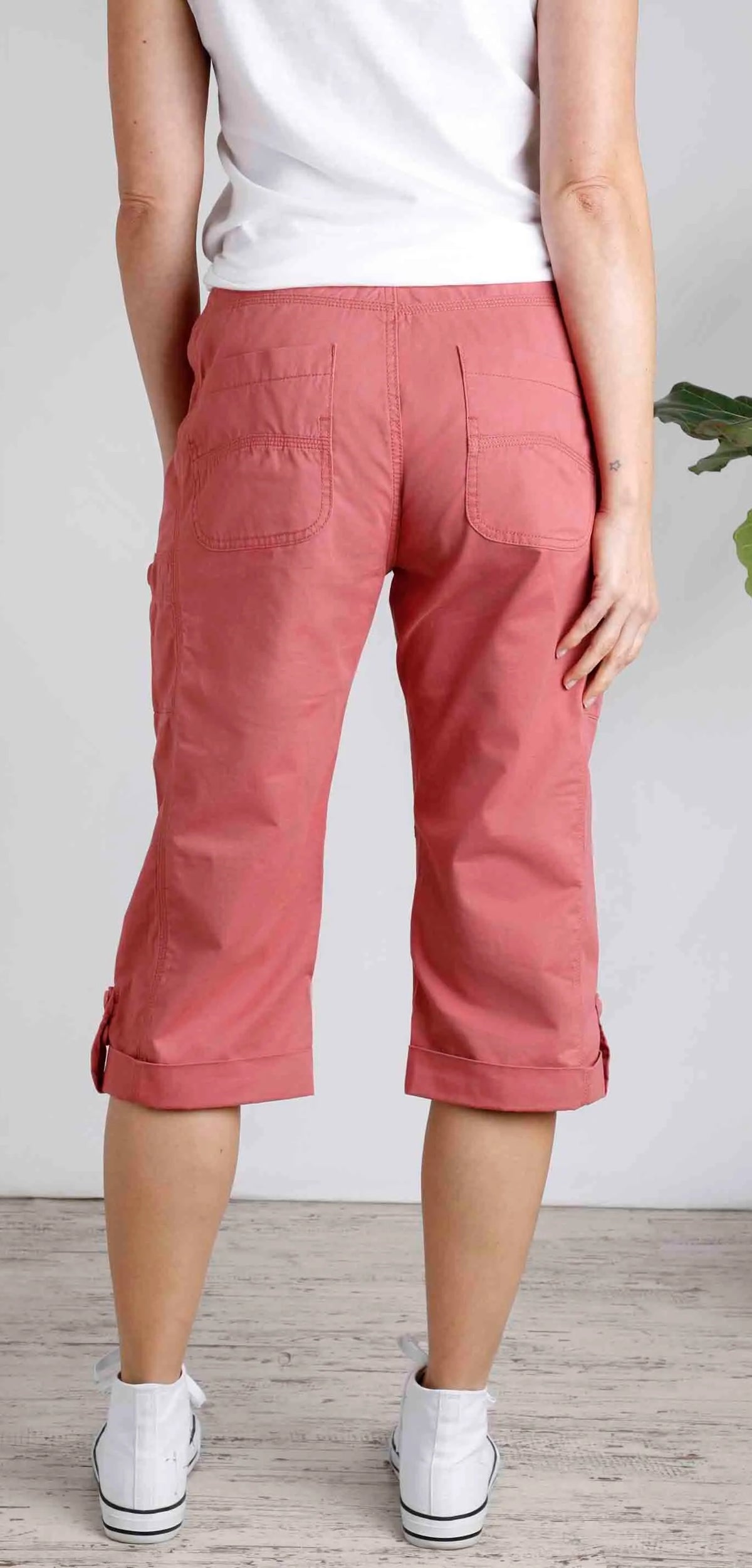 Weird Fish women's Salena cotton crop trousers in Rosewood Pink with hip pockets.