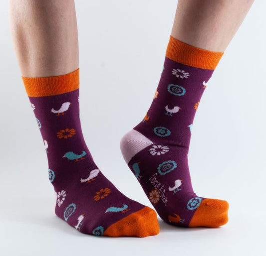 Doris & Dude women's bamboo socks in burgundy red with a retro bird style pattern.